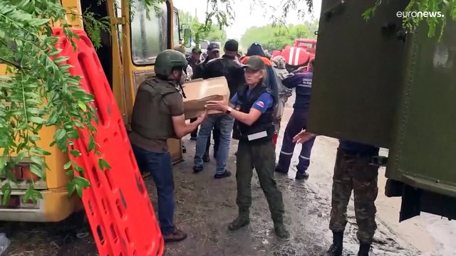 شاهد: قنوات روسية تبث مقاطع فيديو لمتطوعين في خيرسون بعد انفجار سد كاخوفكا