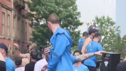 Man. City - De Bruyne et Phillips en forme sur le toit du bus