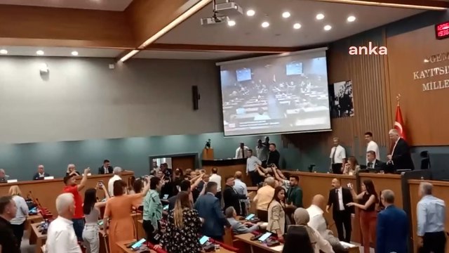 İzmir Belediye Meclisi'nde arbede