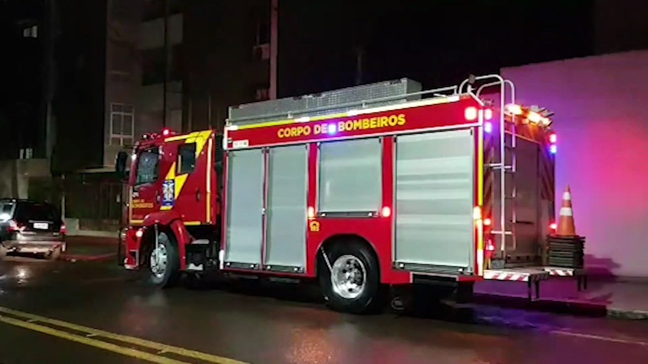Bombeiros são acionados para retirar homem que ficou preso em elevador