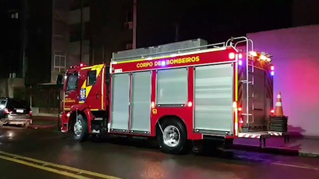 Bombeiros são acionados para retirar homem que ficou preso em elevador