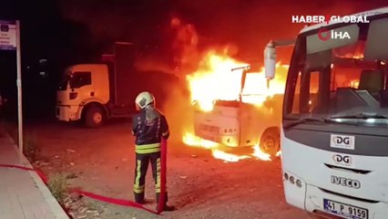 Kocaeli'de park halindeki midibüs alevler içinde kaldı 