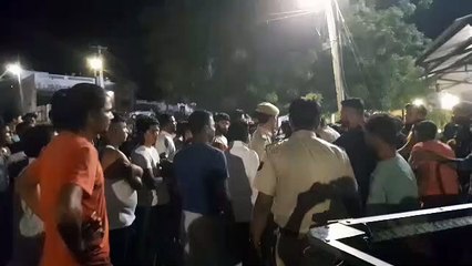 गांव में दौड़ाई गाडि़यां, घरों में फेंकी बोलतें, दो घायल