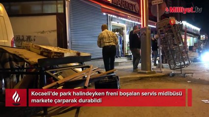 Freni boşalan park halindeki servis midibüsü markete daldı