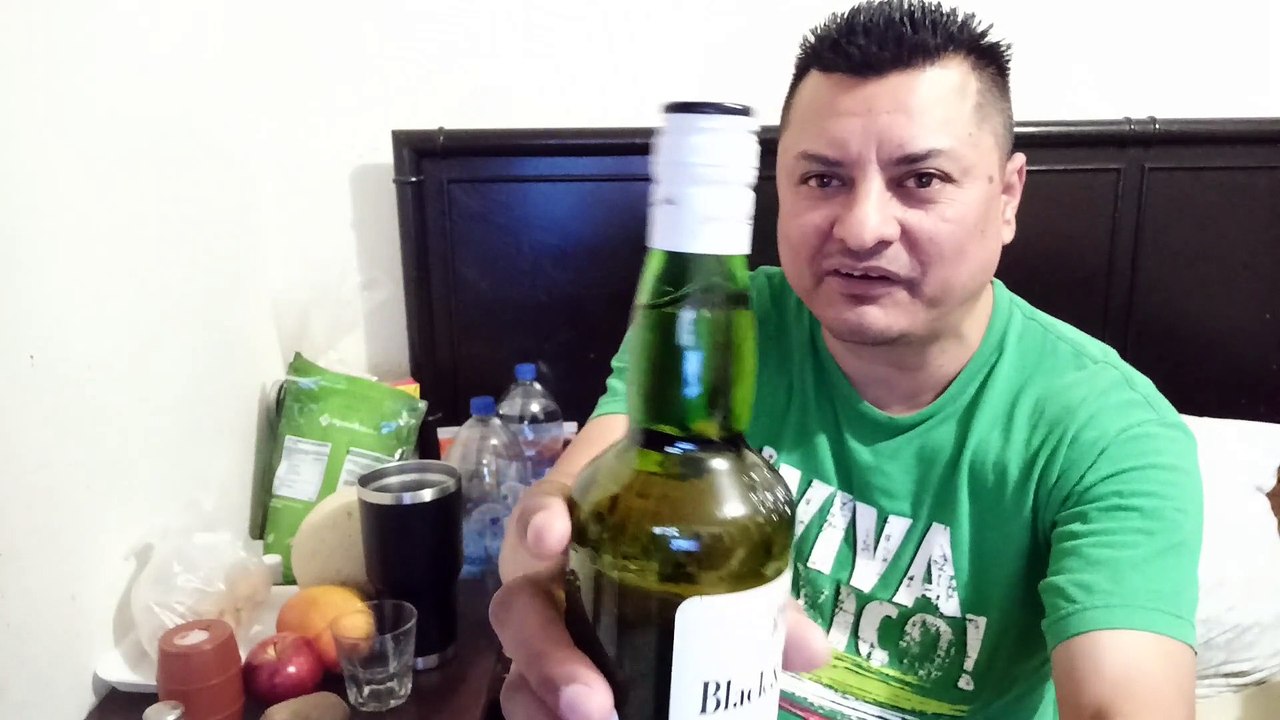 Abriendo una botella de whisky black & white de la mejor calidad y precio accesible me gusto mucho y envio saludos a los seguidores