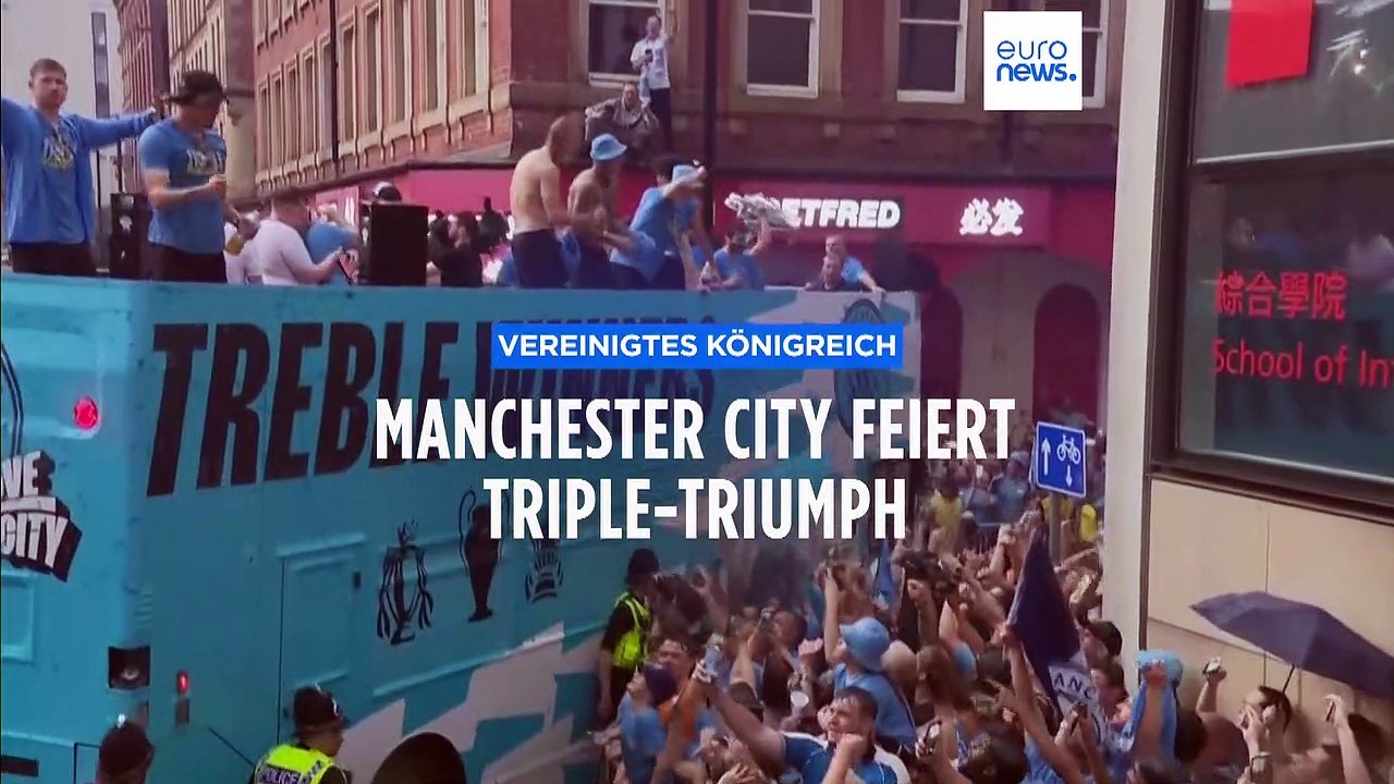 Historischer Konvoi im Dauerregen: Manchester feiert seine Triple-Helden