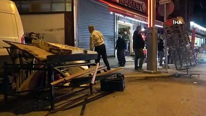 Freni boşalan park halindeki servis midibüsü markete daldı