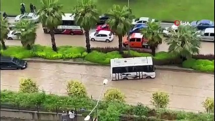 Önce yağış, ardından sel! Okullar tatil edildi