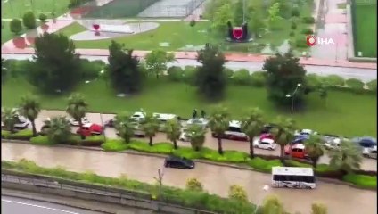 Son Dakika: Samsun'da şiddetli yağış ve sel nedeniyle İlkadım, Atakum ve Canik ilçelerinde okullar tatil edildi
