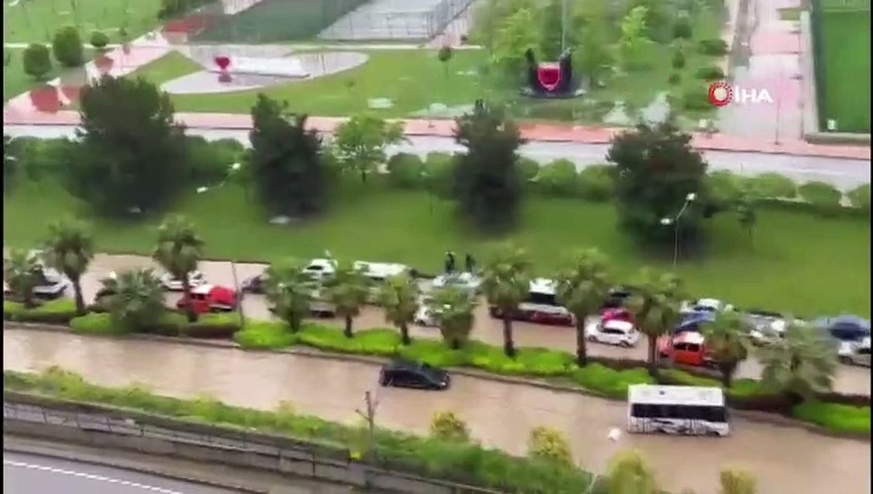 Son Dakika: Samsun'da şiddetli yağış ve sel nedeniyle İlkadım, Atakum ve Canik ilçelerinde okullar tatil edildi