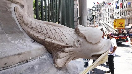 Galatasaray Lisesi kapısındaki kayıp yılan heykelinin yerine kopyası yerleştirildi