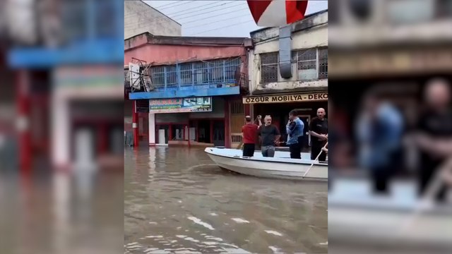 Samsun'da şiddetli yağış nedeniyle yollar göle dönerken, vatandaşlar kayıklarla iş yerlerine gitti