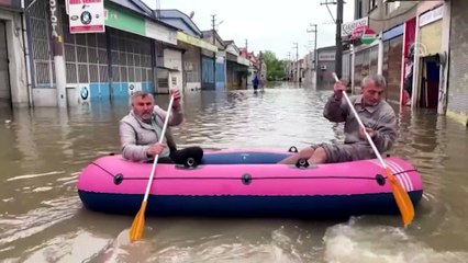 Yağışın göle çevirdiği yollarda vatandaşlar şişme kayıklarla yüzüyor