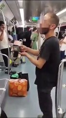 Un usuario del metro se drogra en el vagón