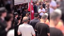Şehit Piyade Uzman Çavuş Halil Şahin son yolculuğuna uğurlanırken, CHP Mersin Milletvekili Hasan Ufuk Çakır dua esnasında imama 