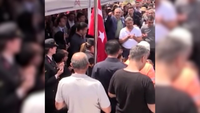 Şehit Piyade Uzman Çavuş Halil Şahin son yolculuğuna uğurlanırken, CHP Mersin Milletvekili Hasan Ufuk Çakır dua esnasında imama Atatürk'e de söyle hoca diye bağırdı