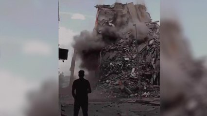 Download Video: Diyarbakır'da deprem hasarlı 7 katlı bina yıkım sırasında çöktü dha