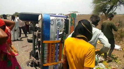 बड़ौद जा रहे सब्जी विक्रेता की सब्जियां पिकअप उलटने से बेकार