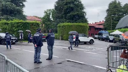 Arcore, auto blu e folla fuori da Villa San Martino