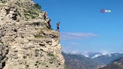 PARAŞÜTLE SULAR ALTINDA KALAN KÖYE ATLADILAR