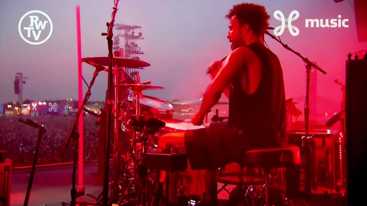 Queens of the Stone Age chante "No One Knows" en live à Rock Werchter