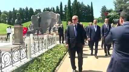 Cumhurbaşkanı Erdoğan, Bakü'de şehitliği ziyaret etti