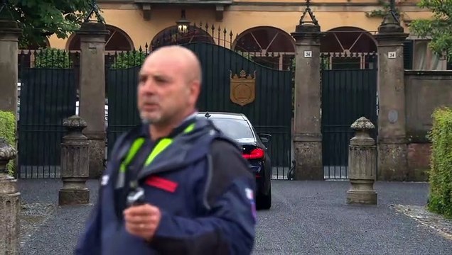 L'ultimo saluto di Gianni Letta a Silvio Berlusconi: l'arrivo alla camera ardente a Arcore