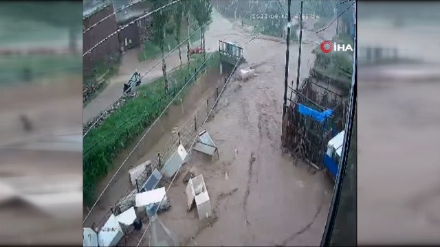 Sel suları buzdolabı ve çamaşır makinesini böyle sürükledi