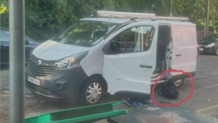 صورة متداولة لسيارة يظهر عليها آثار إطلاق نار وجانبها حقيبة إثر الحوادث الأمنية المترابطة في #نوتنغهام والتي أسفرت عن 3 قتلى  #العربية