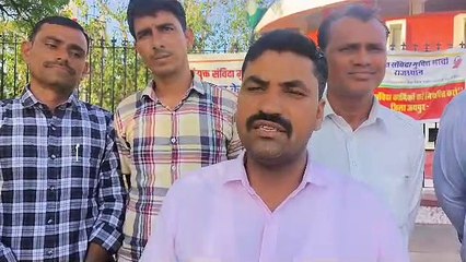 स्थाई करने की मांग को लेकर धरने पर संविदा कर्मी , शहीद स्मारक पर हुए एकजुट