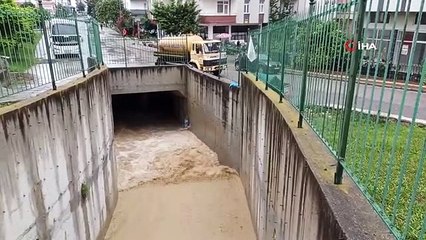 Atakum'da Bodrum Katları Su Bastı, İstinat Duvarı Yıkıldı