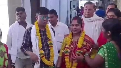 OMG: जनसुनवाई में पहुंचे दूल्हा दुल्हन,कलेक्टर को भी देना पड़ा आशीर्वाद