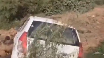 मेरठ: बाइक सवारों को उड़ा कर खाई में गिरी तेज रफ्तार कार, मचा हड़कंप