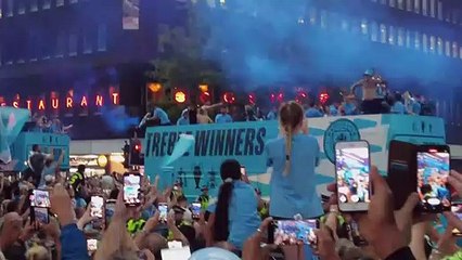 Les fans célèbrent le triomphe de Man City lors d'un défilé