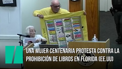 Una mujer centenaria protesta contra la prohibición de libros en Florida (EEUU)