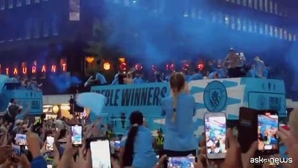 A Manchester sfila in trionfo il carro dei vincitori del City
