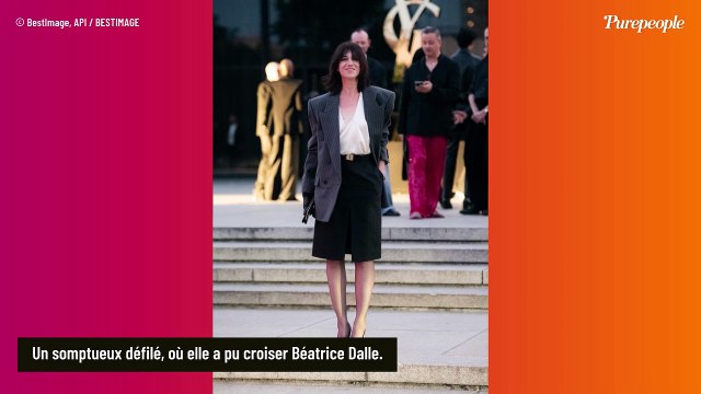 Charlotte Gainsbourg aux côtés d'une rappeuse en string et fesses apparentes, elle rate un évènement familial