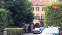 Via vai di macchine per l'addio a Silvio Berlusconi a villa San Martino