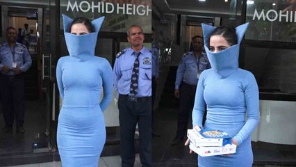 Download Video: Urfi Javed Bat Woman Look में आई नजर, Blue Dress में Paps को बांटे Pizzas | Video Viral | FilmiBeat