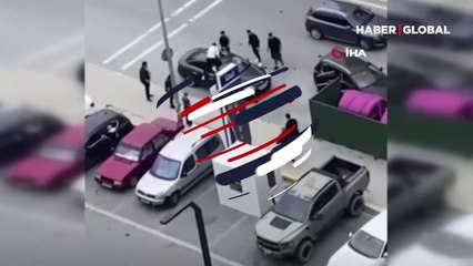 İstanbul'da kaydedildi! Tartıştığı kişiye sunroof'tan vurmaya çalıştı, ilginç kavga kamerada