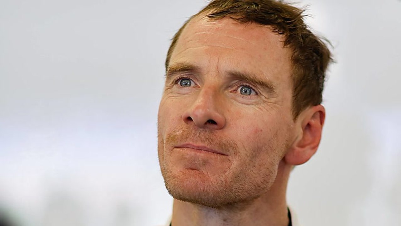 Horror-Unfall: Michael Fassbender crasht bei Rennen - mit Video