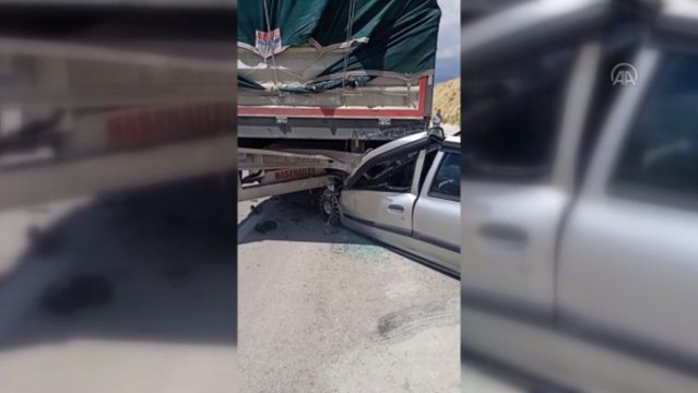 Tıra arkadan çarpan otomobilin sürücüsü öldü