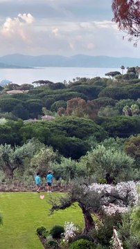 En pleine nature, Mélanie Maudran et ses enfants partagent d'un instant privilégié
