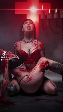 The blood Sister… Pour ce shooting nous avons voulu quelque chose de dark et gore en même temps Espérant que ce contenu te plaise . D’autres arrivent avec des vidéos backstage… Oublie pas de me suivre pour ne rien louper A tout bientôt, Jen.