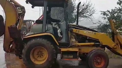 Mini escavadeira é encaminhada a local de incêndio para auxiliar na retirada de material combustível