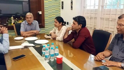 स्मार्टफोन विजन सिंड्रॉम से बचने के लिए किताबें पढ़ें और फिजिकल एक्टिविटी बढ़ाएं