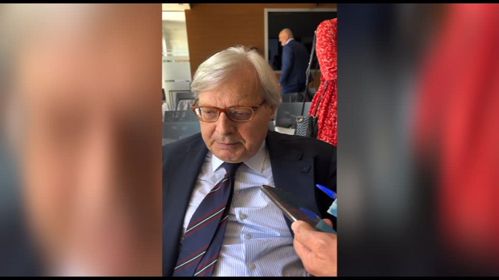 Video Sgarbi racconta delle 24mila opere d'arte raccolte da Berlusconi