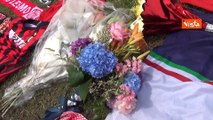 Addio a Silvio Berlusconi, sciarpe del Milan, fiori, striscioni e ricordi alla villa ad Arcore