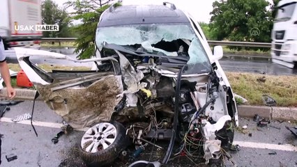 Uşak'ta hafif ticari araçla tankerin çarpıştığı kazada 2 kişi öldü