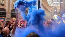 Champions League, cori e fumogeni in Galleria a Milano prima della finale